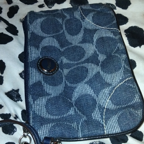 Iam selling a coach wristlet - Picture 3 of 4